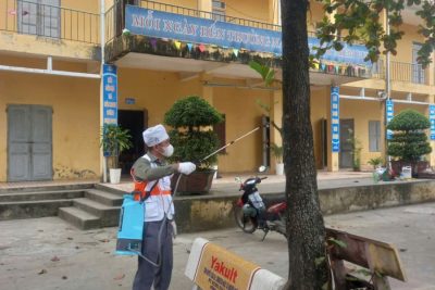 TRƯỜNG TIỂU HỌC NAM CƯỜNG PHUN THUỐC KHỬ KHUẨN – ĐẢM BẢO MÔI TRƯỜNG HỌC TẬP AN TOÀN